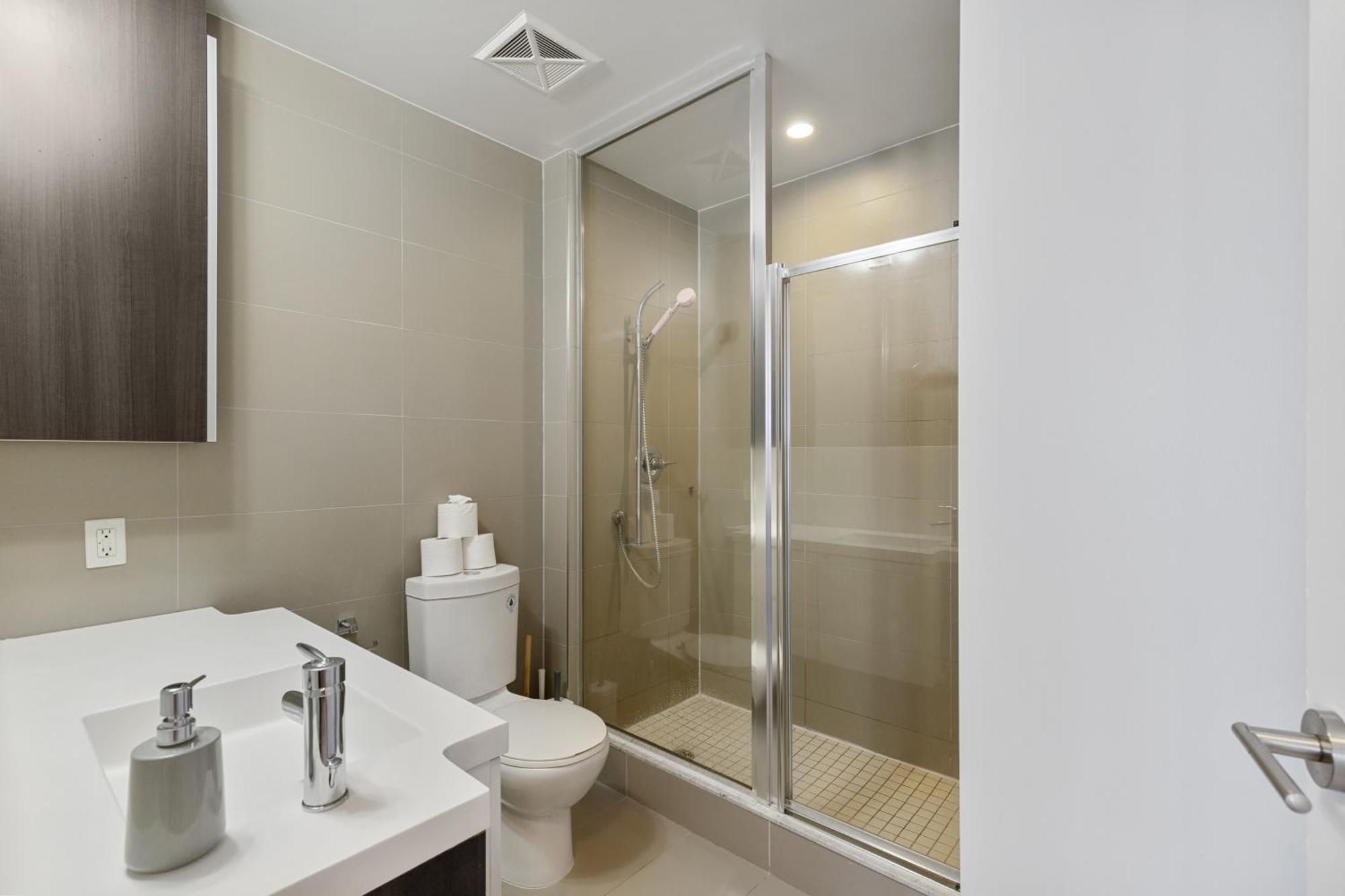 2Bedroom Cn Tower And Water Views - Free Parking - Rooftop Pool Toronto Extérieur photo